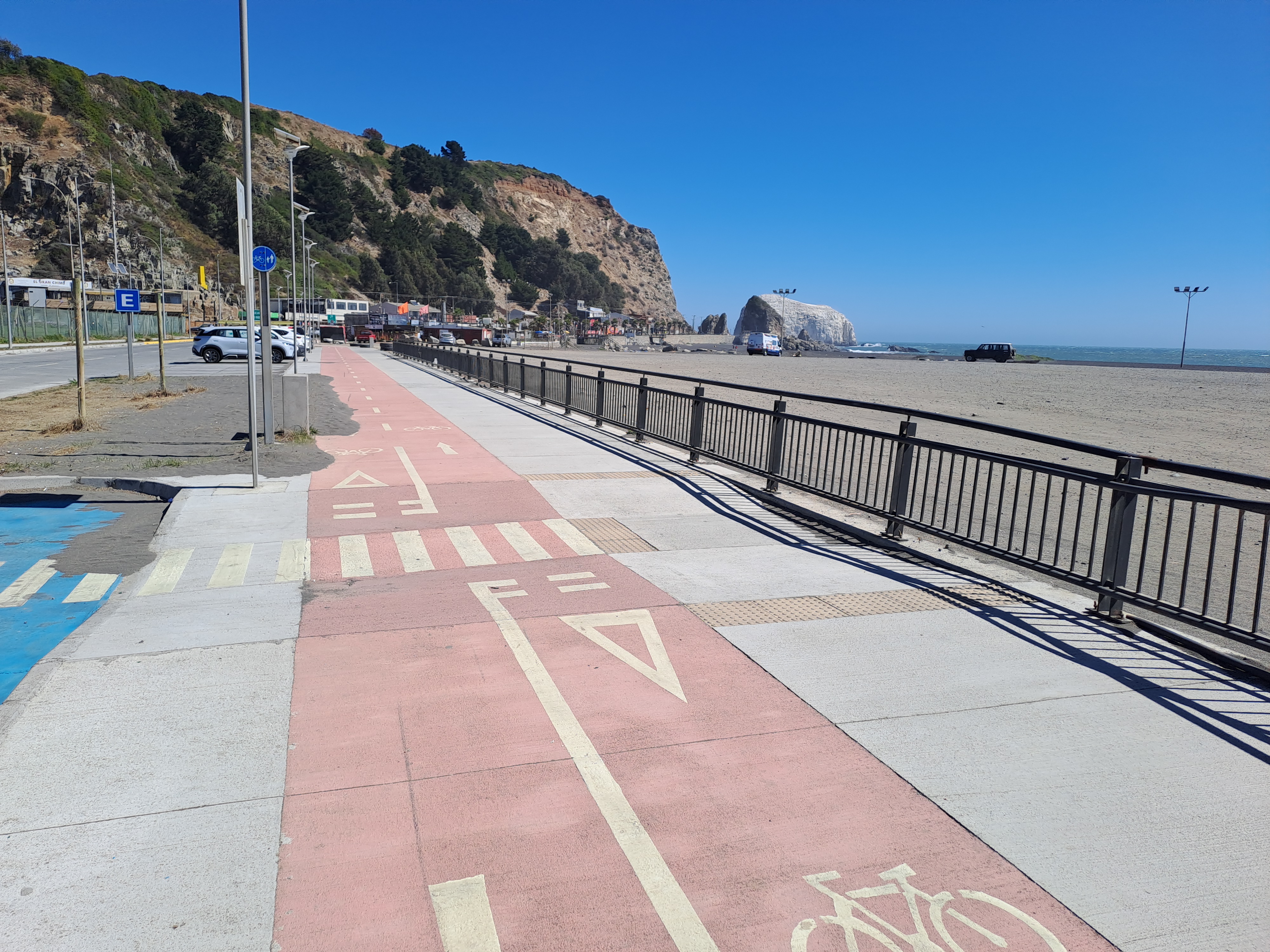 Fotografía del piso podotáctil, destacando desnivel
